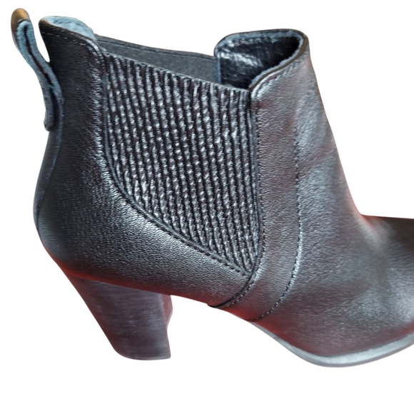 The UGG Cobie II Women’s Ankle Boots high heels Chelsea StyleExcellent Conditio - Picture 9 of 16